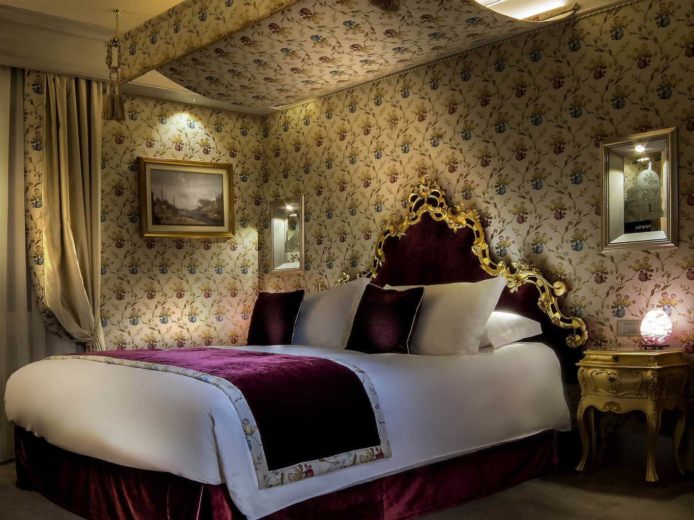 Room interior of the Hotel Papadopoli Venice.