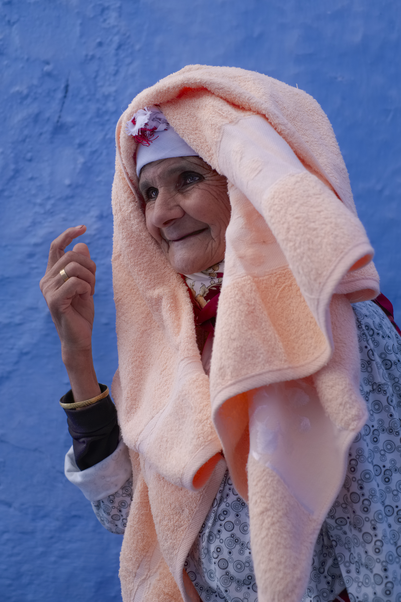 Photo of a Berber woman in Chefchaouen, Morocco, by Laurie Cohen.
