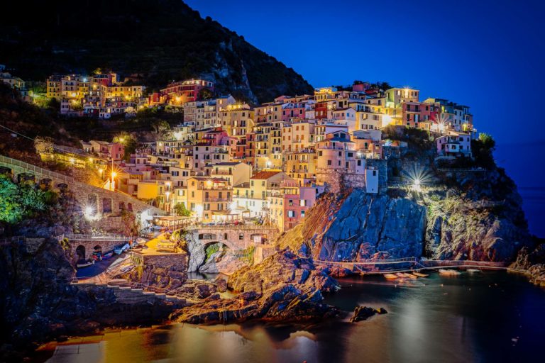 Photo of the seaside village of Manarola, Italy, by Roman Martin